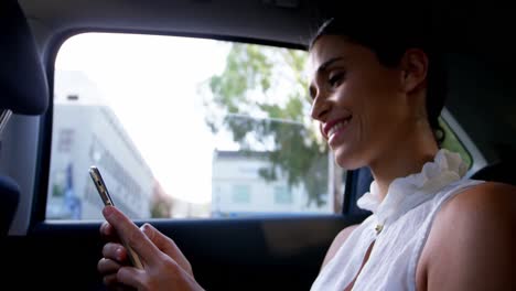 mujer de negocios usando teléfono móvil