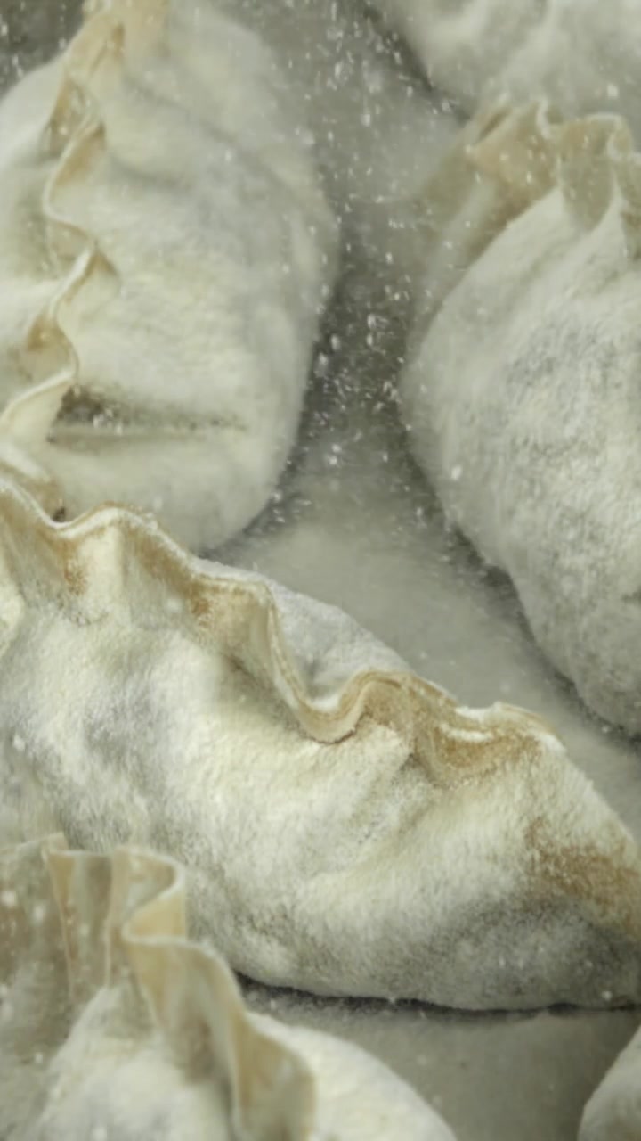 Farina che viene spolverata su gnocchi appena fatti
