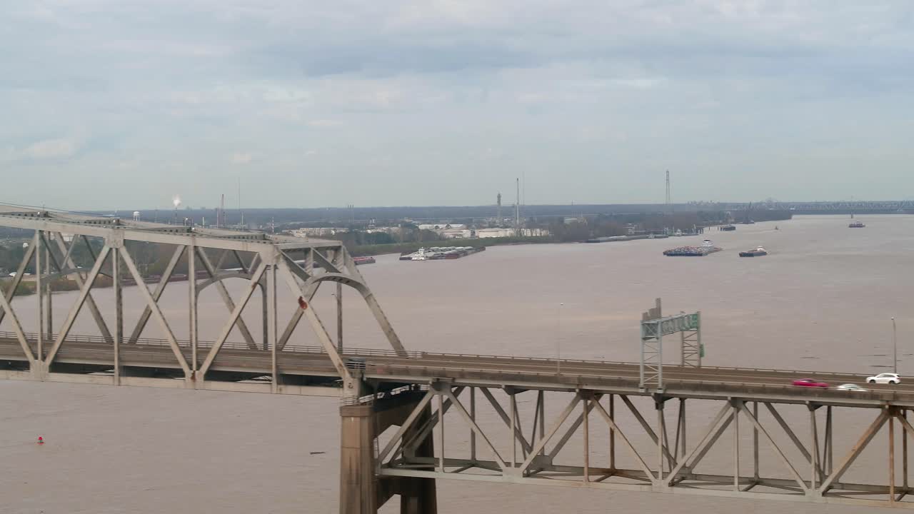 루이지애나주 배턴루지에 있는 호레이스 윌킨슨 다리 위의 자동차 공중