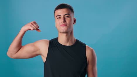 hombre flexionando los bíceps