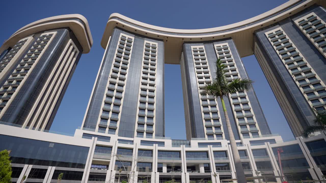 vista para un hotel en el alamein, egipto tiro de ángulo bajo, tiro de empujón