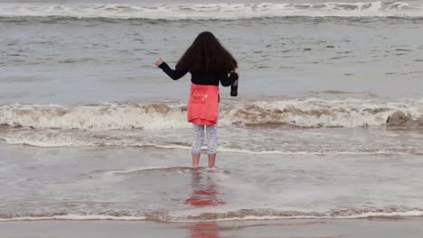 joven de cabello oscuro disfrutando de la marea irlandesa en la costa-2