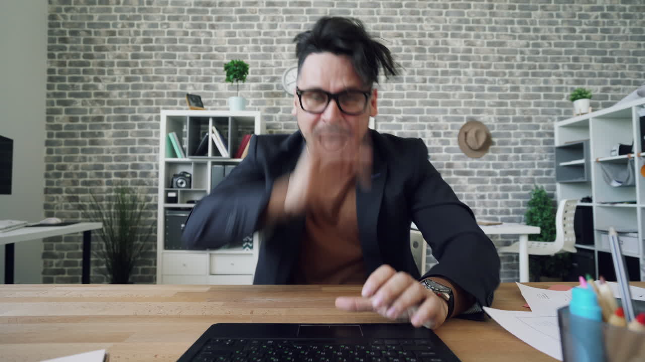 Uomo d'affari che lavora al computer portatile