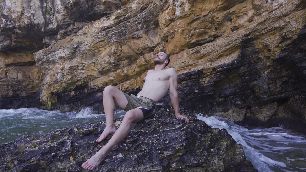 el joven modelo es musculoso.