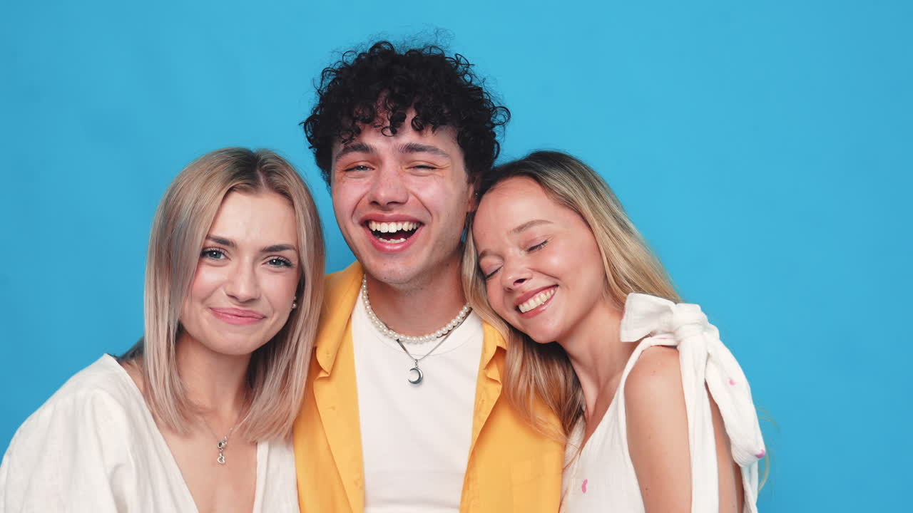 행복한 친구들이 포즈를 취하고 있습니다.