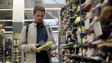 hombre probando zapatos en una tienda de deportes