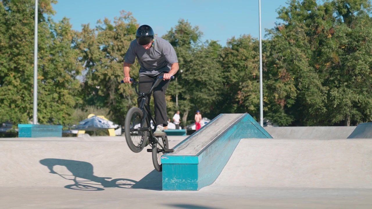 BMX-rytter balancerer på en rampe i en udendørs skatepark