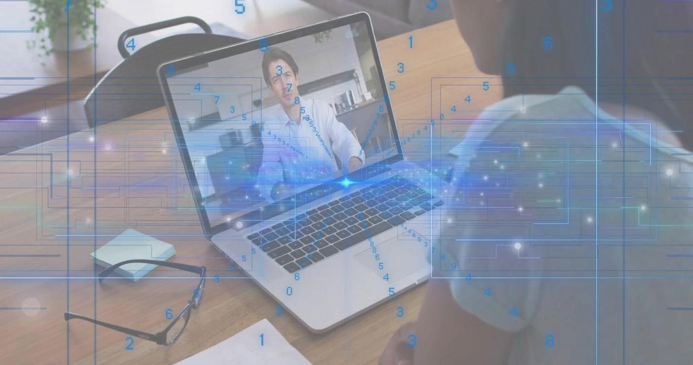 Ascoltatore che sposta gli occhiali, avviando una chiamata remota per una discussione tecnica con sovrapposizioni digitali