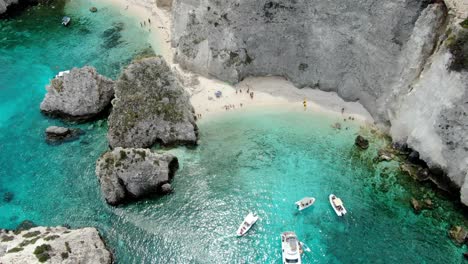 la isla tremiti en italia tiene una playa de arena blanca y hermosas aguas cristalinas del mar adriático donde los barcos navegan y la gente pasea por la orilla