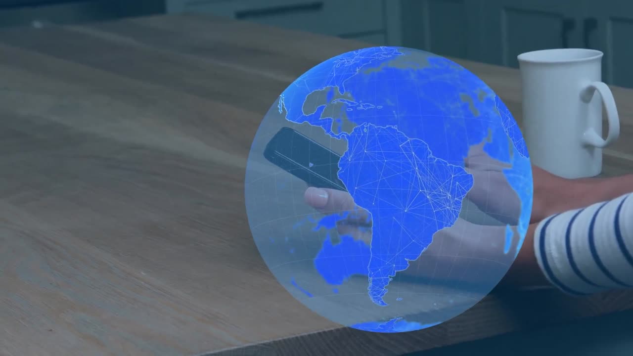 animación del globo sobre las manos de una mujer caucásica usando un teléfono inteligente