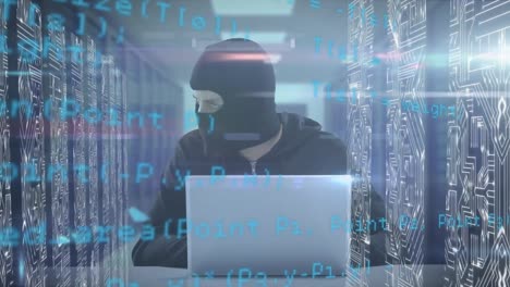 animación de la interfaz con datos e información y un hacker encapuchado usando una computadora portátil en la sala del servidor