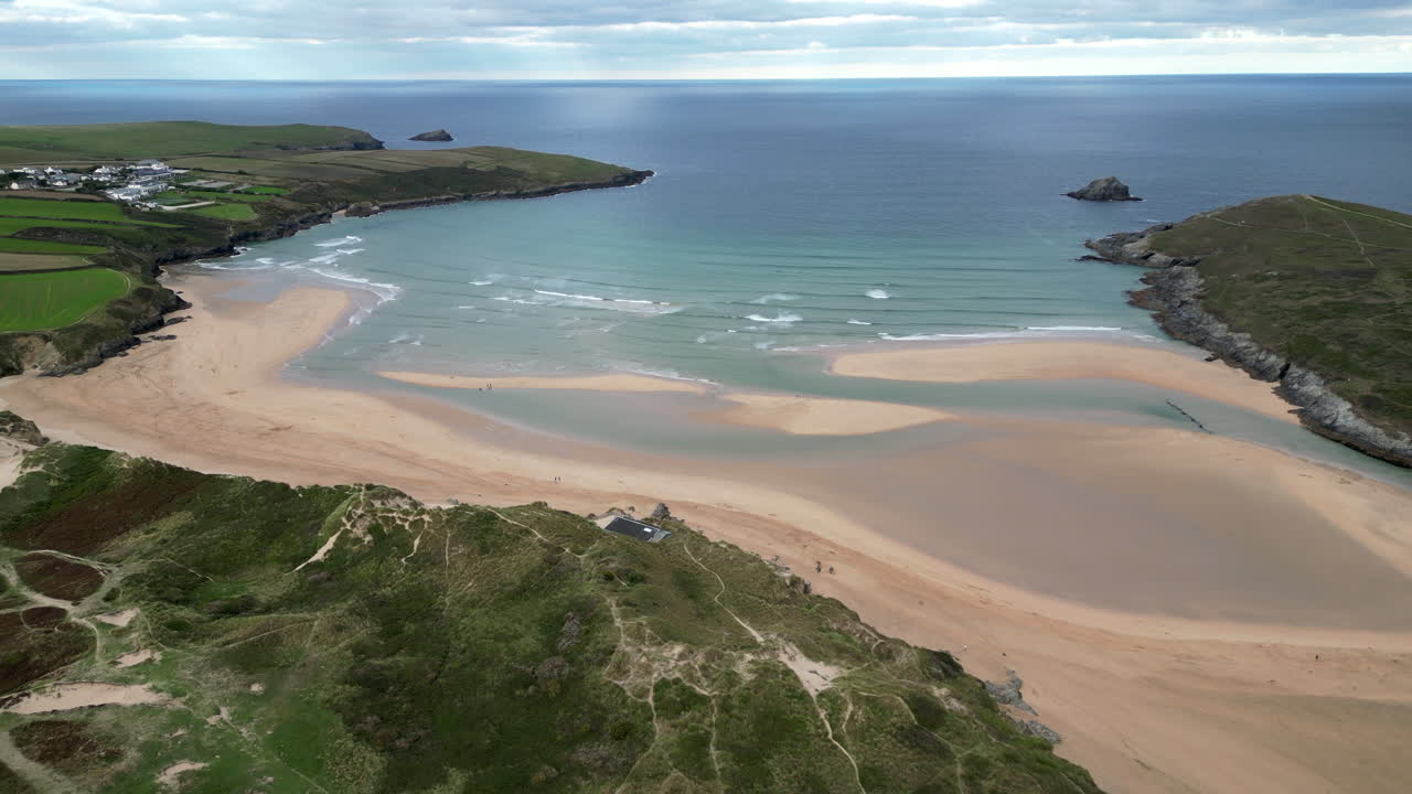 una vista aérea de la playa de crantock, en la costa norte de cornualles, inglaterra-3