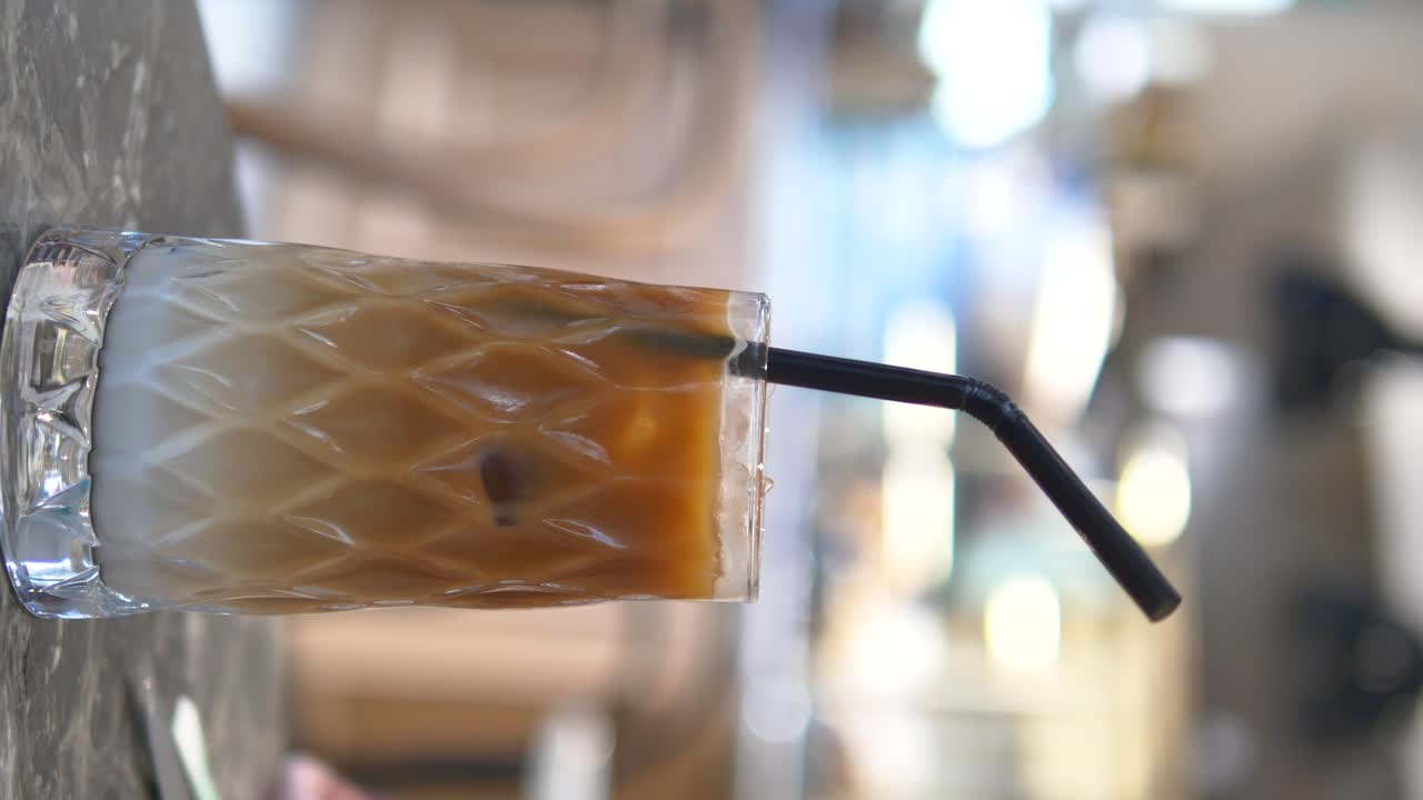 컵 에 인 얼음 커피 라테