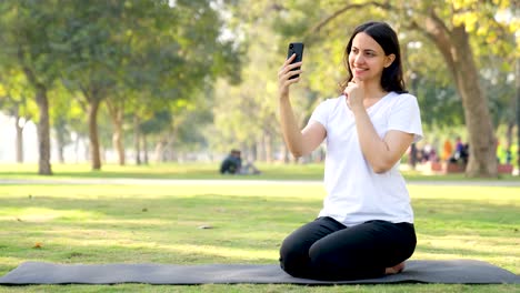 Indisches-Yoga-Mädchen,-Das-Morgens-In-Einem-Park-Selfies-Mit-Seinem-Mobiltelefon-Macht