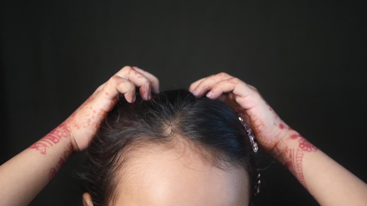 손에 헤나 디자인으로 머리를 는 여자