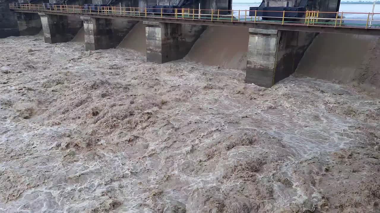 flujo de agua de la presa, flujo superficial, agua que fluye en un pequeño depósito de agua, presa de retención de agua rural, salpicadura