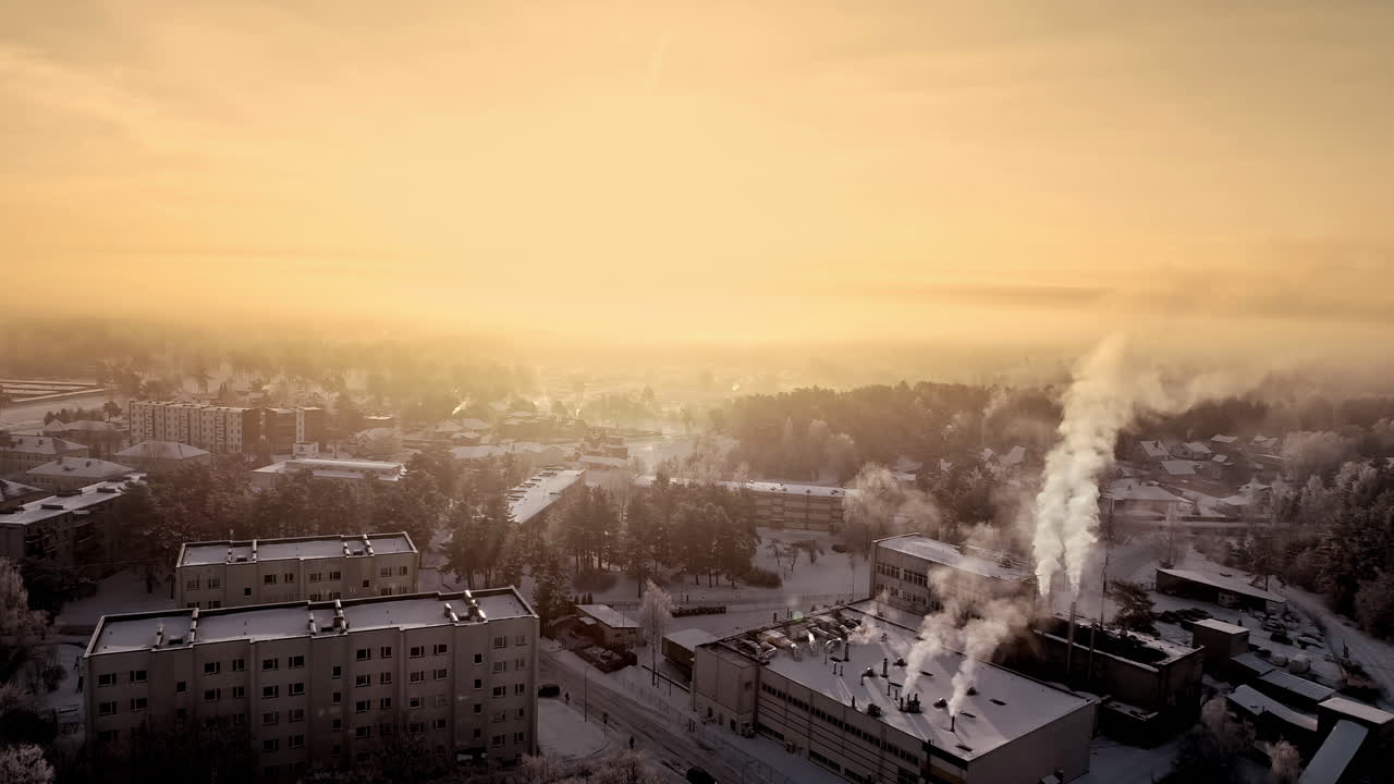 вид с воздуха на город, покрытый слоями белого снега, на ветреном пейзаже