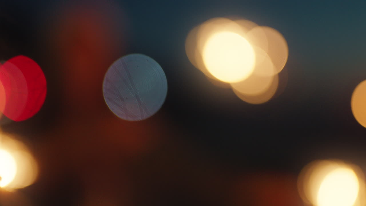 밤 복사 공간 소개에서 불꽃놀이 휴일 축하와 함께 새해 전야 파티를 축하하는 불꽃놀이 친구들을 닫으세요