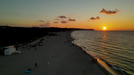 sereno atardecer en la costa del mar báltico de europa con gente relajándose