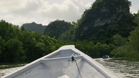 Barcos-Turísticos-Que-Viajan-A-Lo-Largo-De-Un-Río-Del-Parque-Geoforestal-Kilim-En-Lankawi,-Malasia
