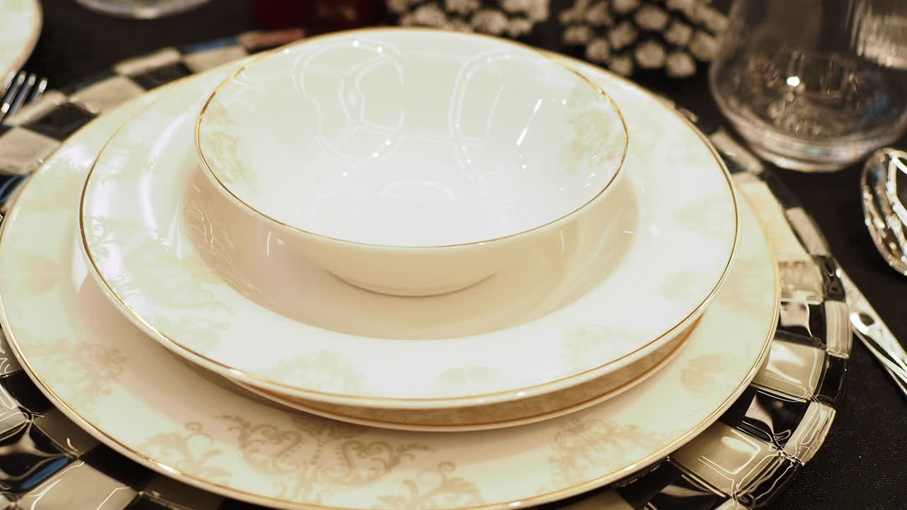 황금 센트 를 가진 우아 한 색 식탁