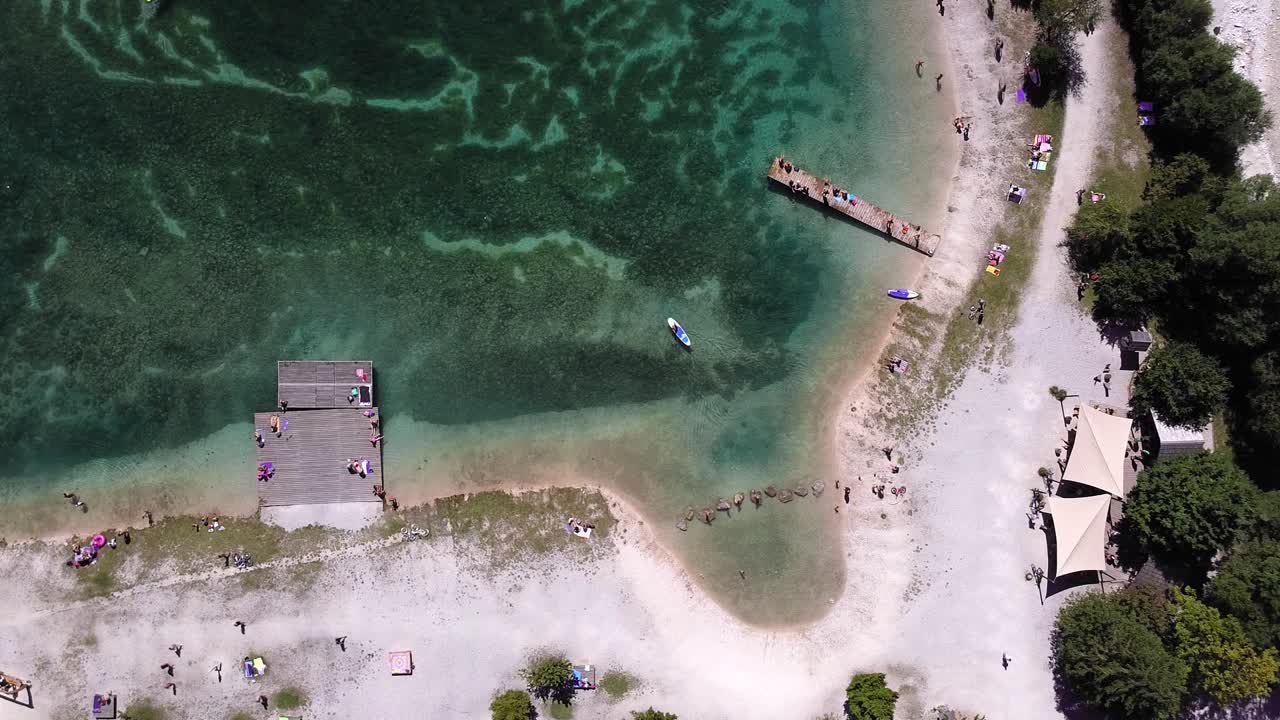 Inquadratura dall'alto di persone su un lago in estate.