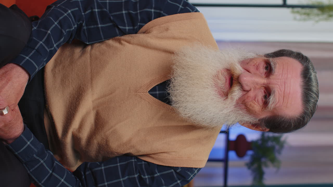 hombre mayor molesto mostrando pulgares hacia abajo, no le gusta el mal trabajo, desaprobación, retroalimentación insatisfecha en casa