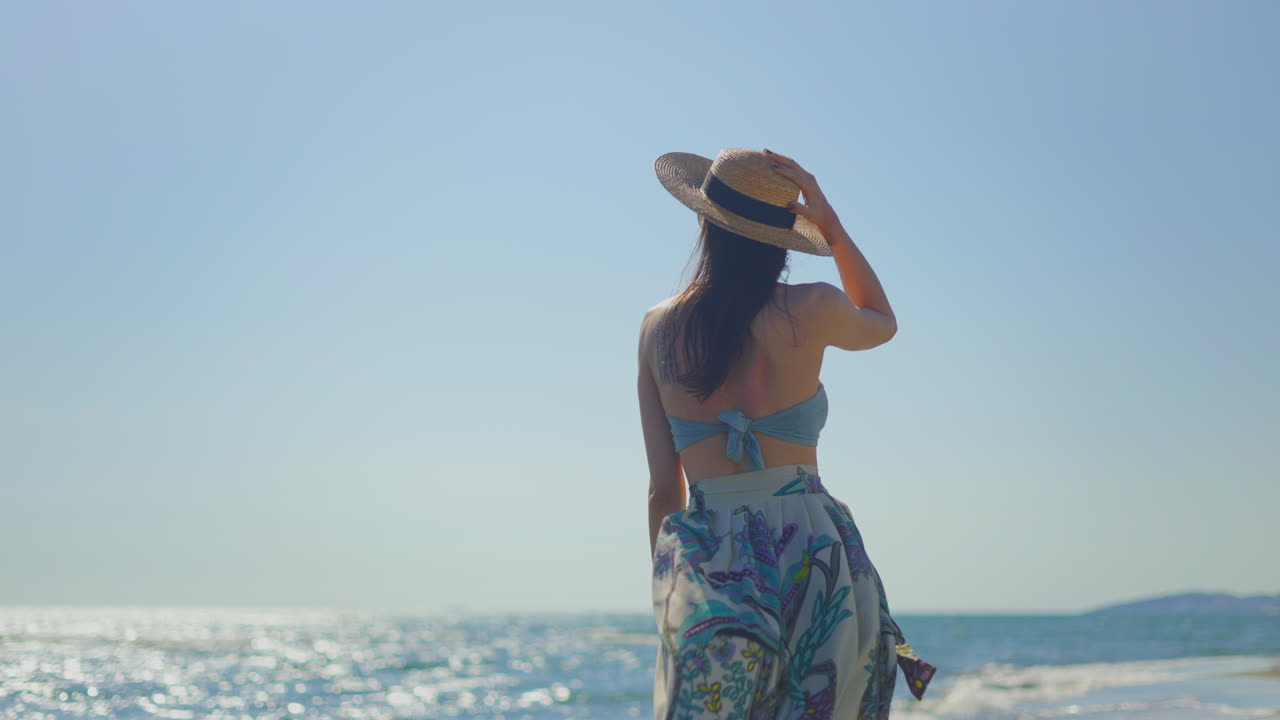 여름에 해변을 즐기는 여자