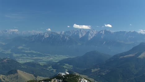 gesamtaufnahme oder panorama vom wendelstein in den alpen und wilder kaiser-1