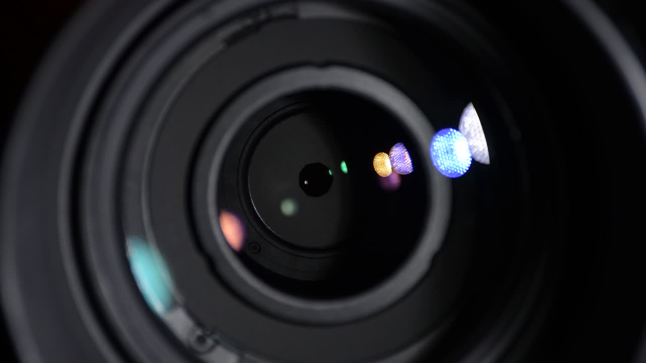 Obiettivo di fotocamera reflex in fase di scatto