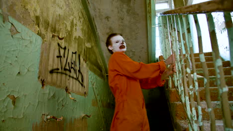 payaso aterrador en una casa abandonada