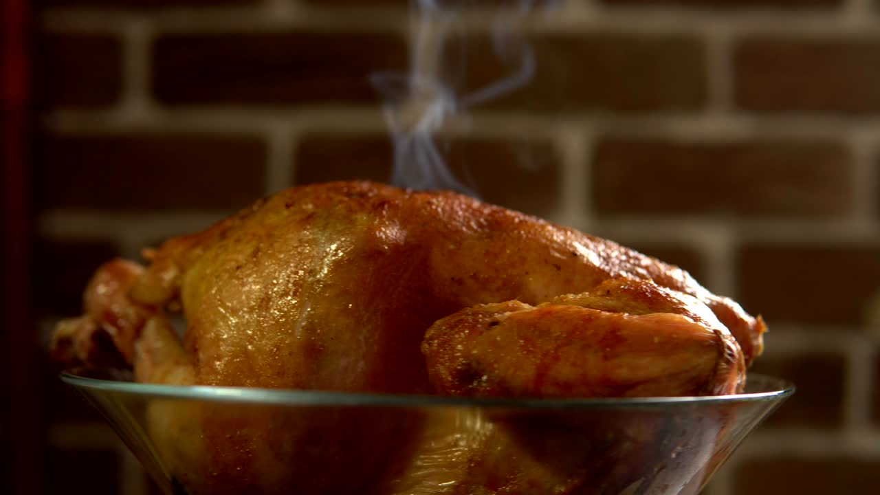 pollo frito caliente en un tazón de vidrio gira en el fondo de una pared de ladrillo rojo