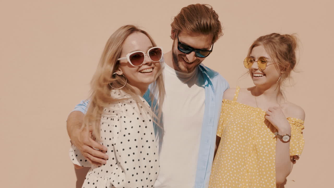 행복한 친구들이 하루를 즐기고 있습니다.