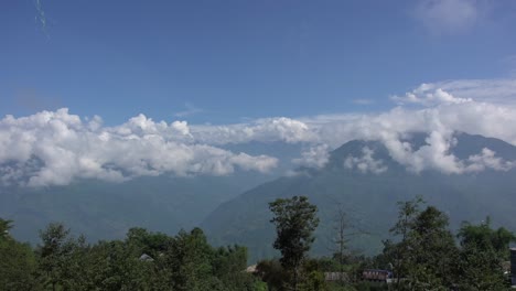 Timelapse-Del-Día-De-Nubes-Moviéndose-Sobre-Las-Colinas-Vistas-Desde-Fungling,-Taplejung,-Nepal