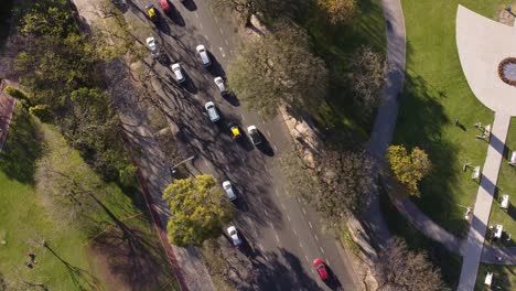 Antenne-Von-Oben-Nach-Unten-Des-Geschäftigen-Verkehrs-Auf-Der-Ländlichen-Avenida-Figueroa-Alcorta,-Einer-Hauptverkehrsstraße-In-Buenos-Aires,-Argentinien