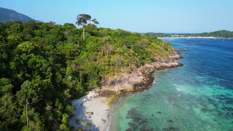 las rocas, la playa de arena solitaria, la isla de koh lipe, tailandia.