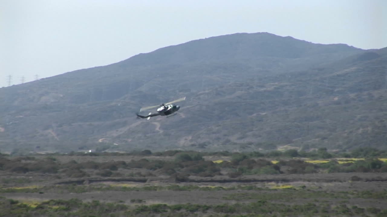 헬리콥터가 해안가 착륙장에 착륙합니다.