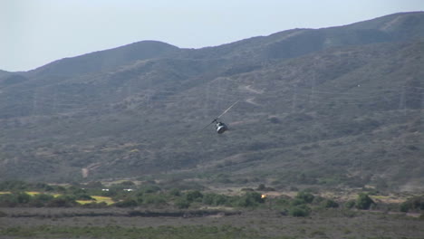 Ein-Hubschrauber-Landet-Auf-Einer-Landebahn-Am-Meer