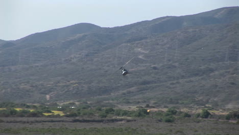 un helicóptero aterriza en una pista de aterrizaje junto al mar