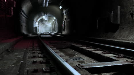 Licht-In-Der-Nacht-Im-U-Bahn-Tunnel-Der-Altstadt