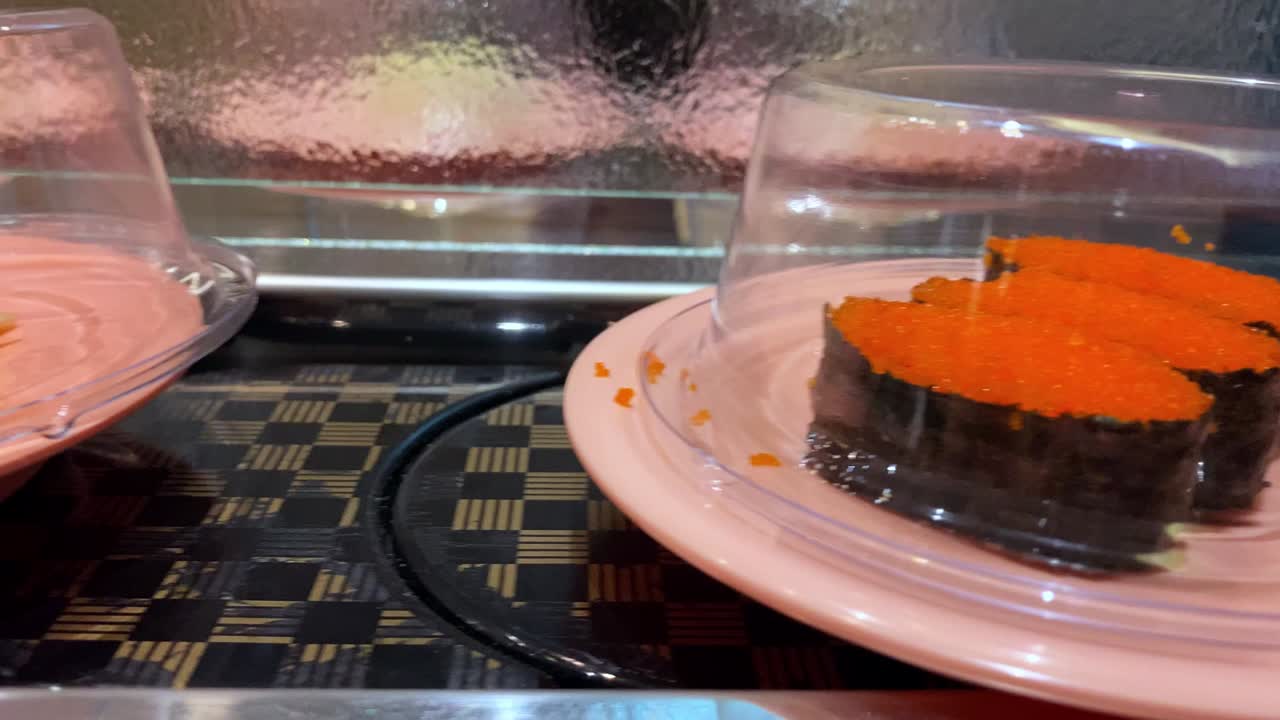 4k, 일본 레스토랑에서 수시 이동 컨베이어 벨트.