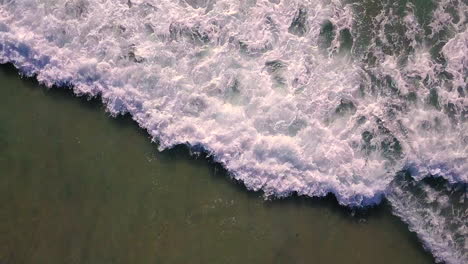 Imágenes-Aéreas-De-Olas-Rodando-Hacia-La-Costa-Frente-A-La-Costa-Del-Sur-De-California