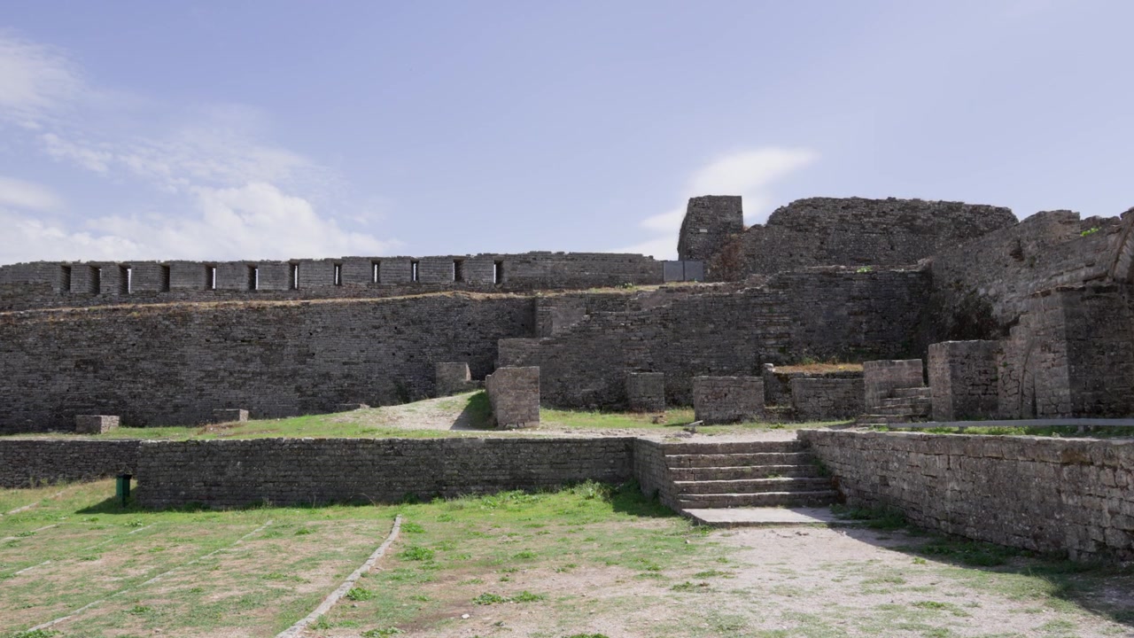 Fortezza di Argirocastro, Albania: mura in pietra e corridoi del cortile, monumento storico