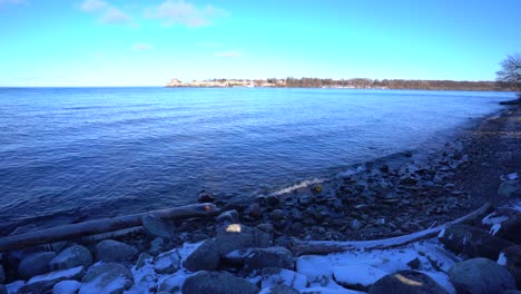 Niagara-Am-Felsigen-Uferstrand-Des-Sees-Im-Winter-Mit-Schnee-Und-Eis,-Wenn-Die-Wellen-An-Die-Küste-Krachen---Ontario,-Kanada