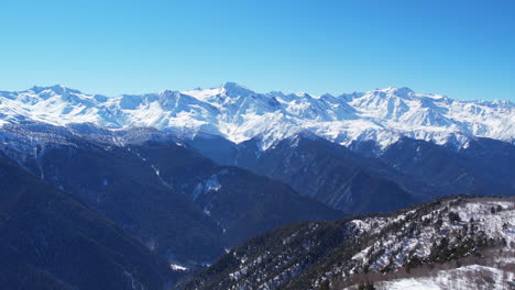 Vuelo-De-Drones-De-Invierno-Sobre-Las-Montañas-De-Mestia-En-Gerorgia