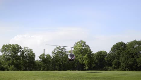 Amplia-Toma-De-Helicóptero-Despegando-En-Medio-Del-Campo