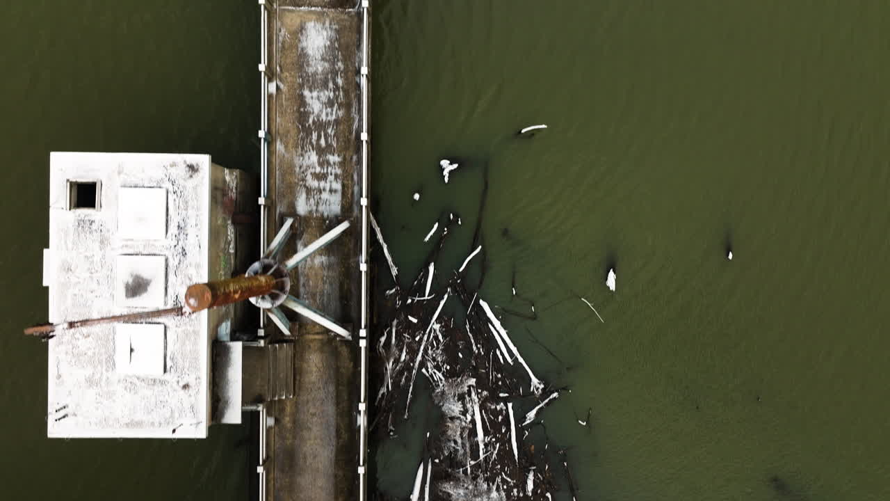 아칸소 주 세코야 호수 (lake sequoia) 의 오래된 버려진 다리의 면.