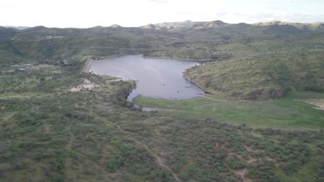 toma panorámica aérea de la represa avis en windhoek, namibia