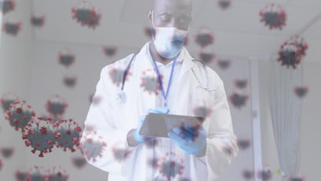 animación de células de covid-19 sobre un médico masculino que usa una máscara facial usando una tableta