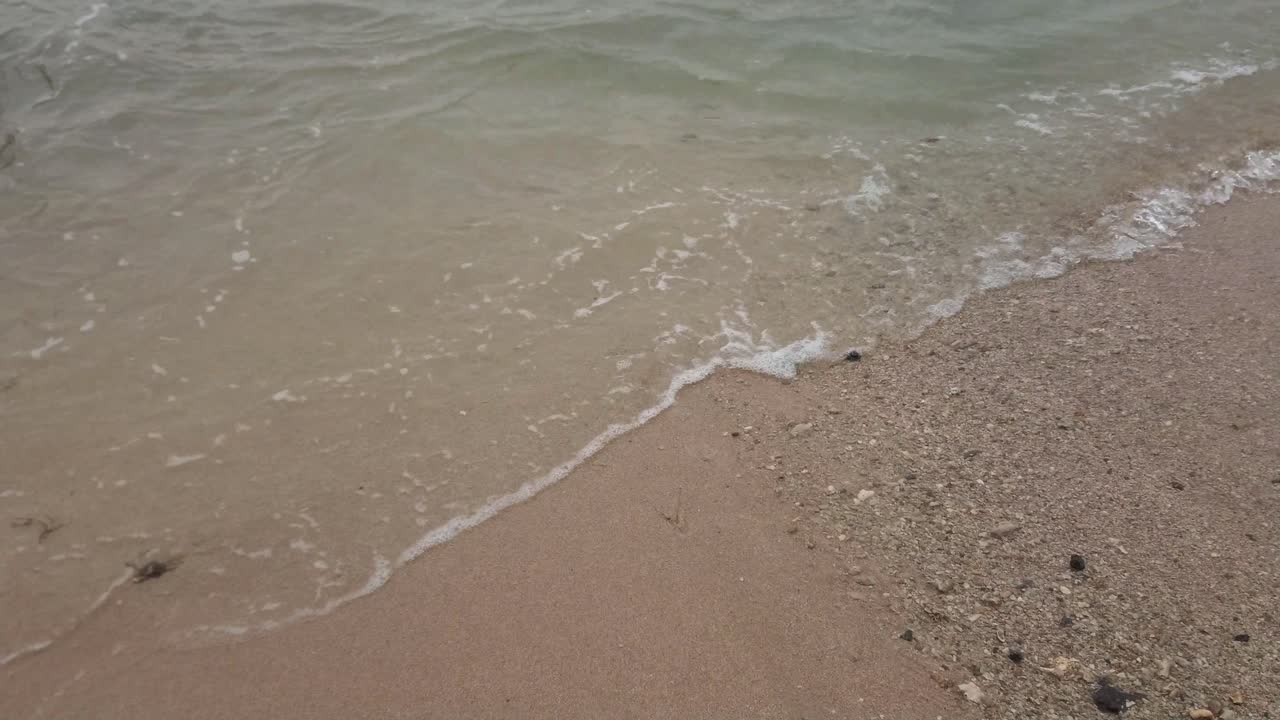 맑은 바닷물 바다 바다 파도 갈색 부드러운 돌 모래 해변 땅에 롤링, 정적 가까이